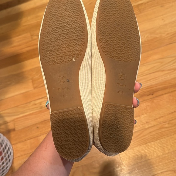 VIVAIA MARGOT 2.0 Cream Ivory flats with 2 clips to add detail. - Picture 2 of 4